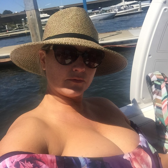 Meet your Posher, Emily - Picture 2 of 3